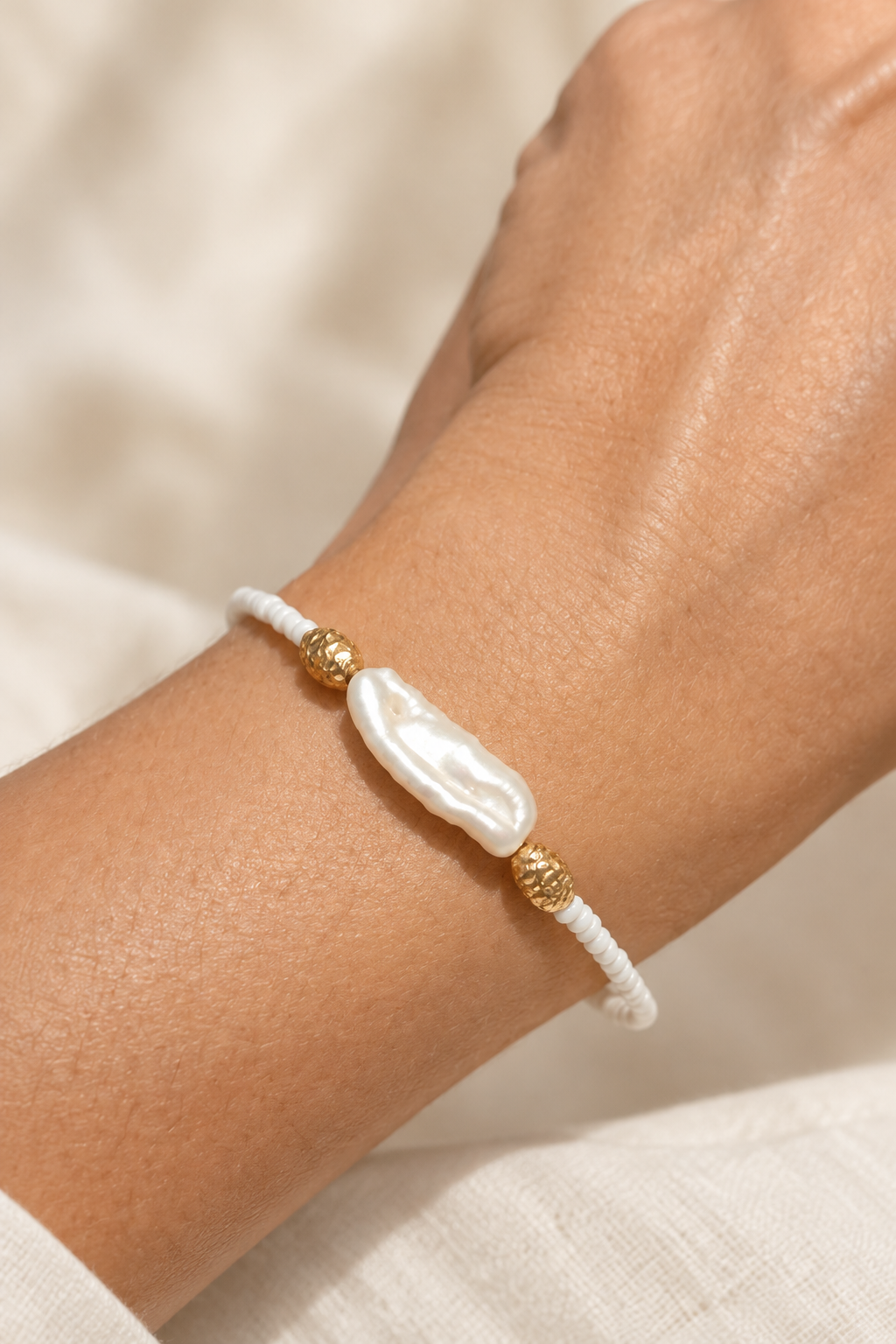 Bracelet nacré porté, photo lumineuse avec arrière-plan flouté