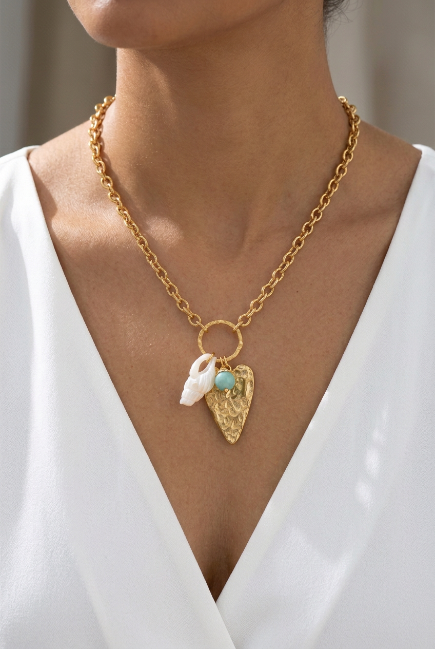 Collier avec le cœur naturellement placé sous les autres breloques