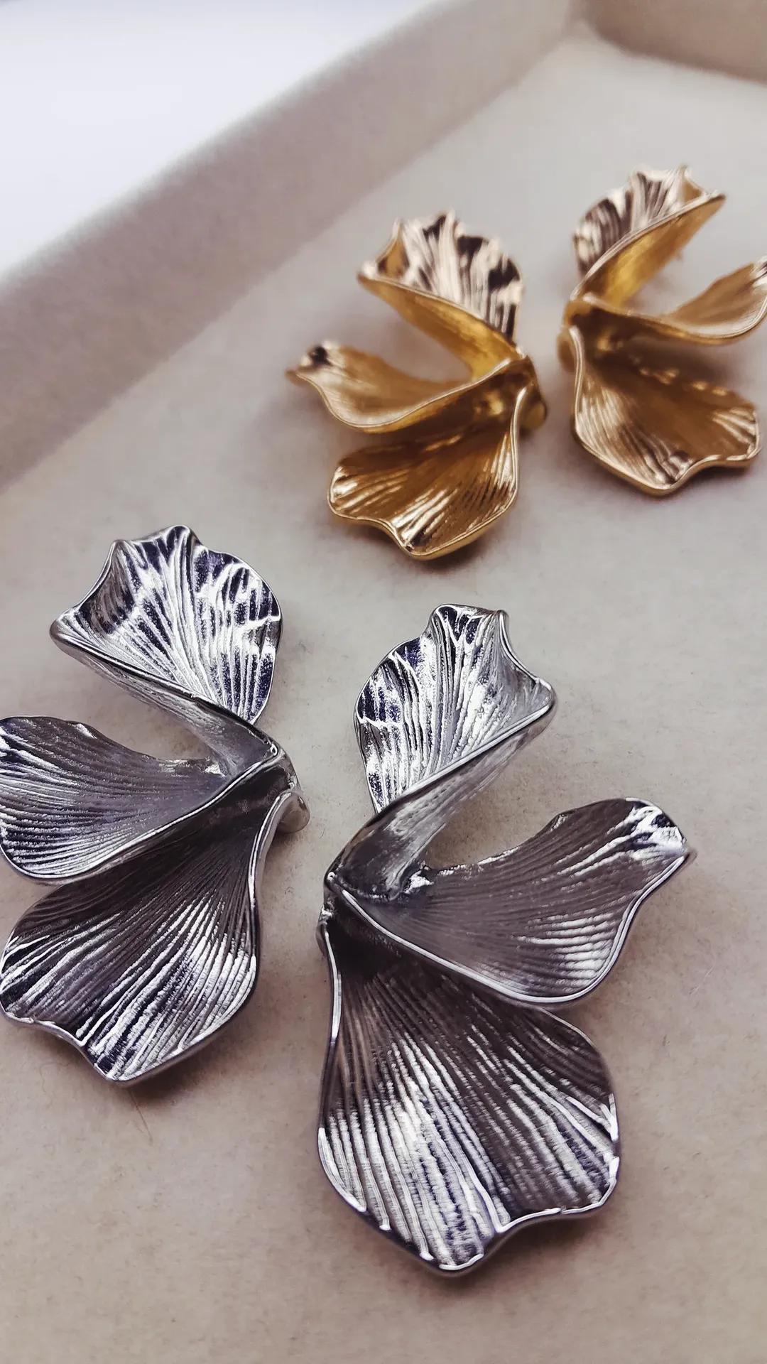 BO Kylie, boucles d'oreilles en acier inoxydable doré Peach Banana – vue 3