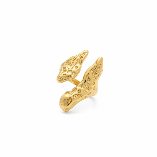 Bague dorée ornementale fond blanc