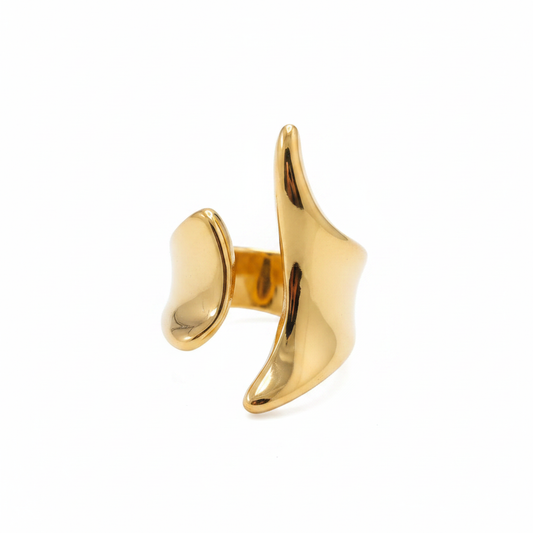 Bague Key dorée fond blanc