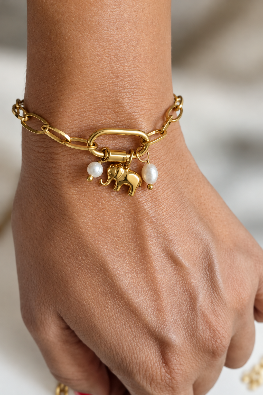 Bracelet au poignet, plus lumineux avec arrière-plan flouté