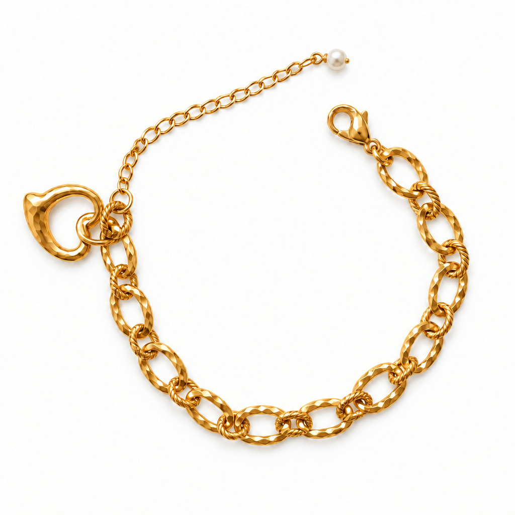 Bracelet cœur sur fond blanc avec petite perle blanche au bout de la chaînette