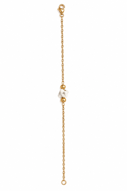 Bracelet à pierre blanche sur fond blanc