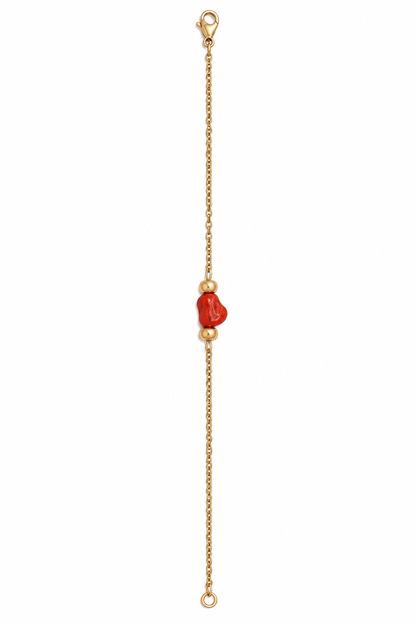 Bracelet à pierre rouge sur fond blanc