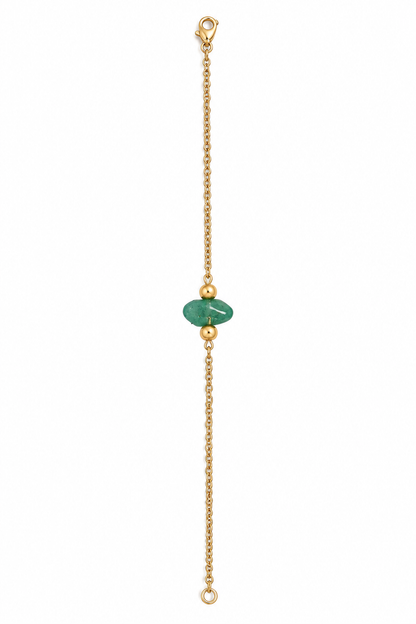 Bracelet à pierre verte sur fond blanc