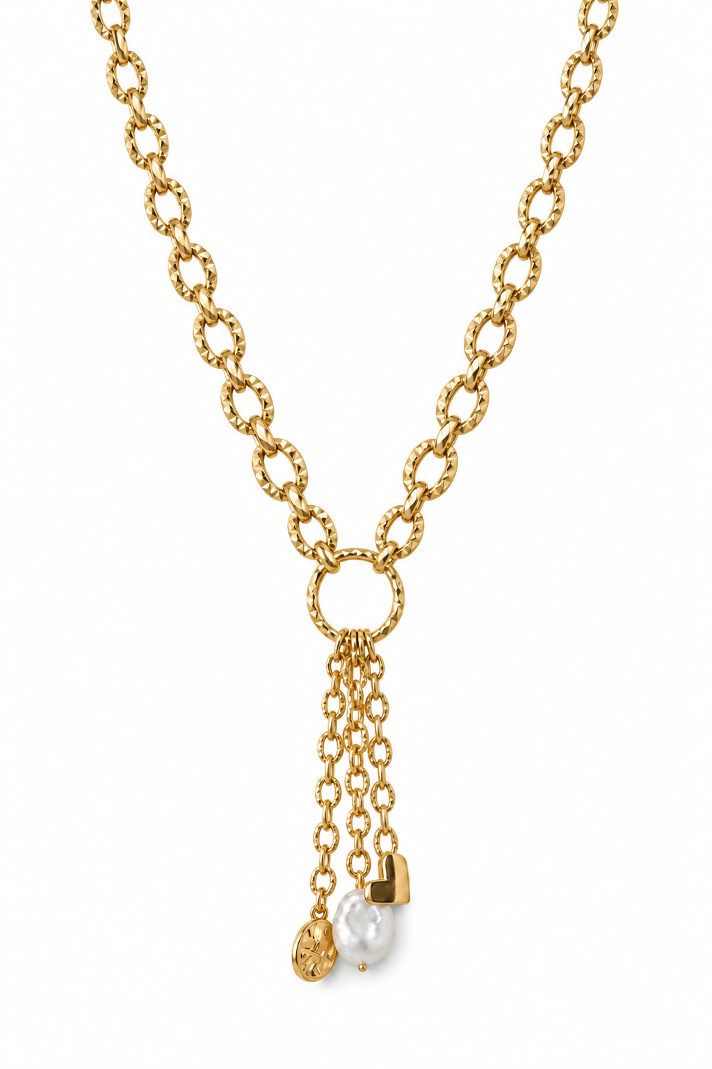 Collier aux mailles ciselées uniformes sur fond blanc