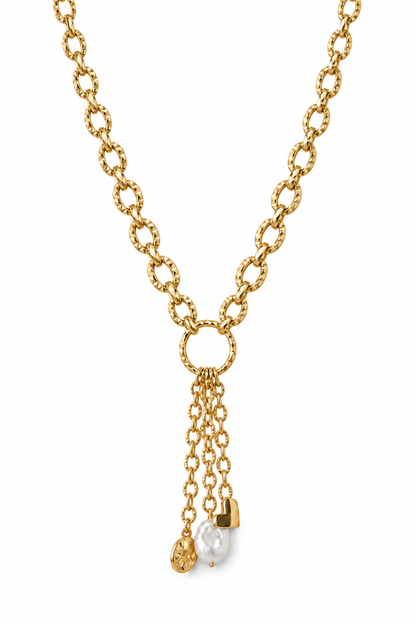 Collier aux mailles ciselées uniformes sur fond blanc