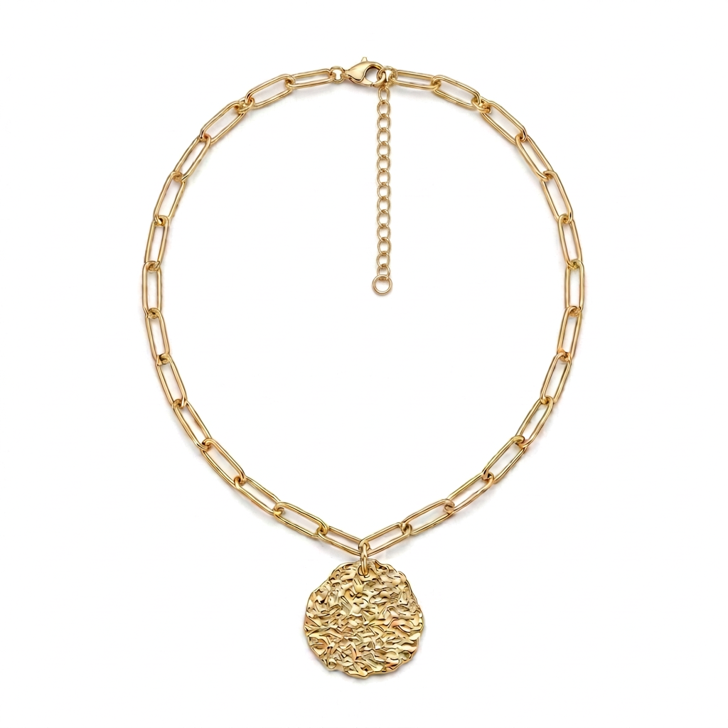 Collier avec la chaînette courte dirigée vers le haut, au-dessus du fermoir