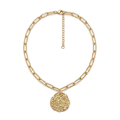 Collier avec la chaînette courte dirigée vers le haut, au-dessus du fermoir