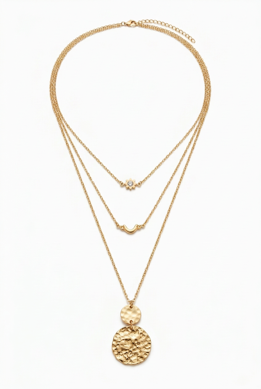 Collier avec la petite étoile de la première version et un strass au centre, retouche en cours