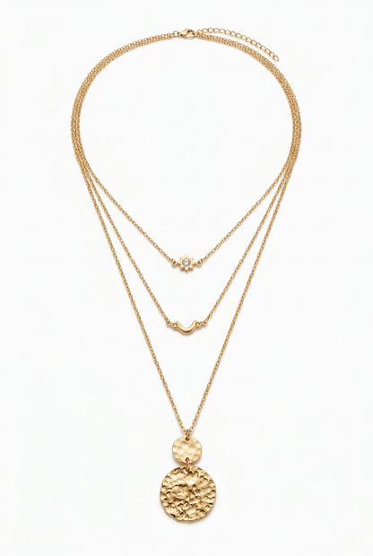Collier avec la petite étoile de la première version et un strass au centre, retouche en cours