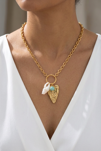 Collier avec le cœur naturellement placé sous les autres breloques