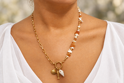 Collier avec poisson doré, coquillage doré et coquillage blanc