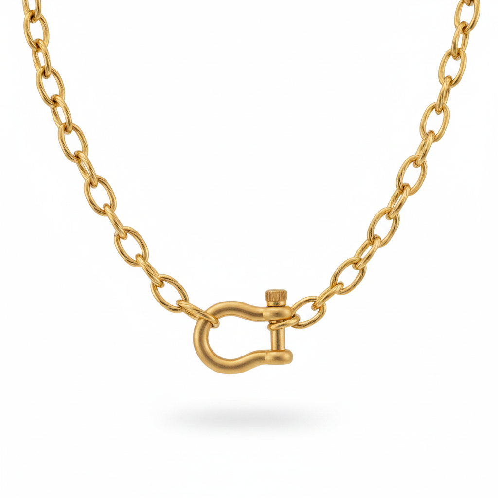 Collier chaîne torsadée shackle doré fond blanc
