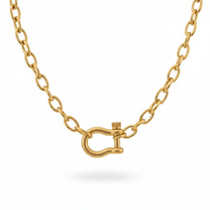 Collier chaîne torsadée shackle doré fond blanc