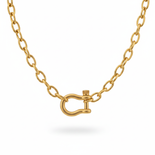Collier chaîne torsadée shackle doré fond blanc