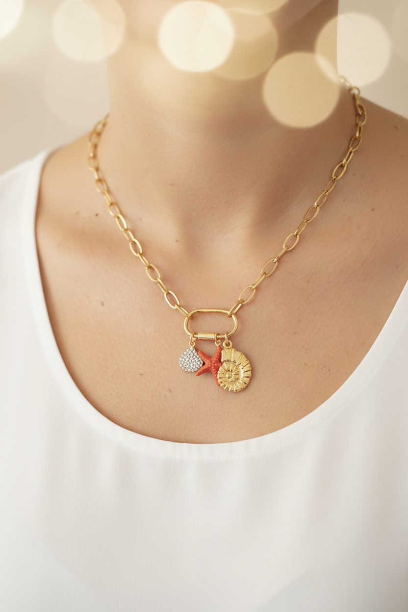 Collier charms dorés photo publicitaire