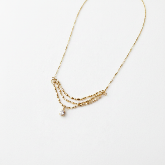 Collier Coraline fond blanc