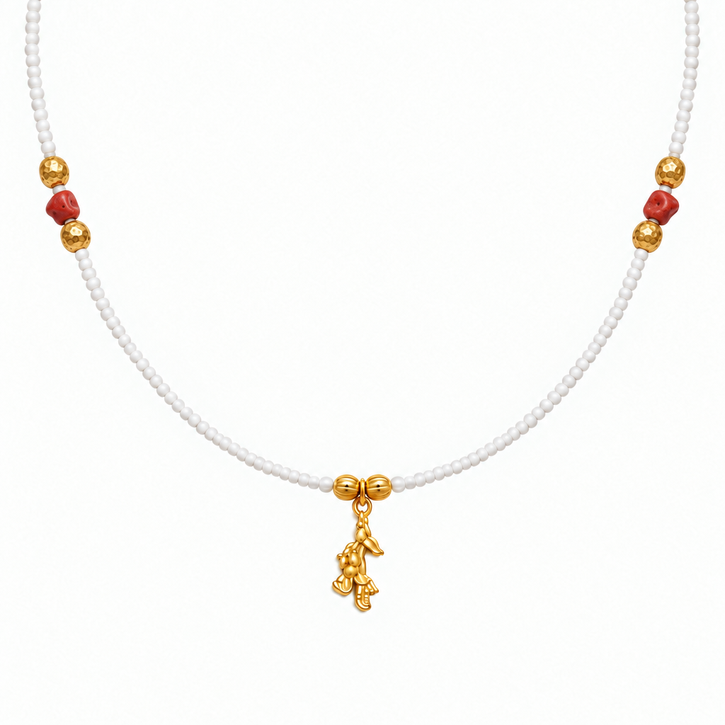 Collier court avec perles dorées martelées autour des coraux