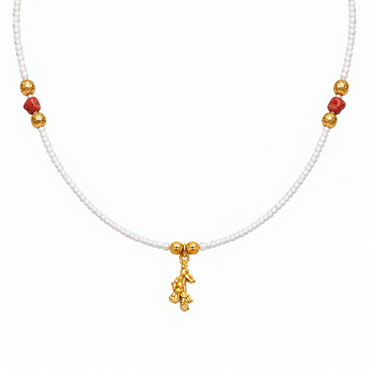 Collier court avec perles dorées martelées autour des coraux