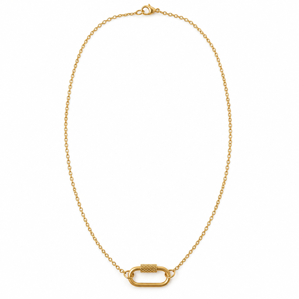 Collier doré seul sur fond blanc neutre