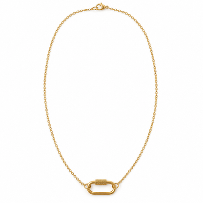 Collier doré seul sur fond blanc neutre