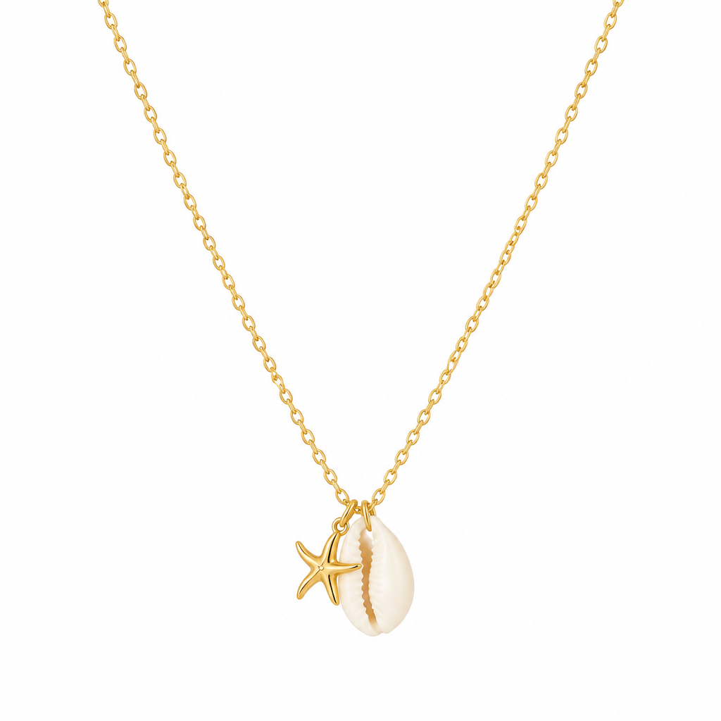 Collier fin avec étoile de mer dorée et cauris sur fond blanc