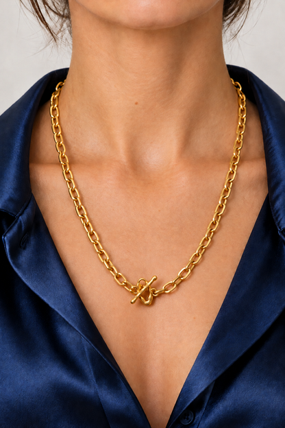 Collier légèrement raccourci sur la chemise en satin bleu marine
