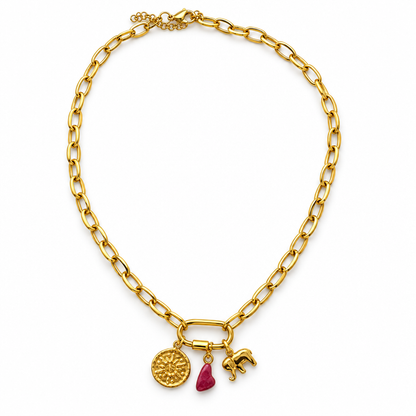 Collier à la dorure intensifiée sur fond blanc