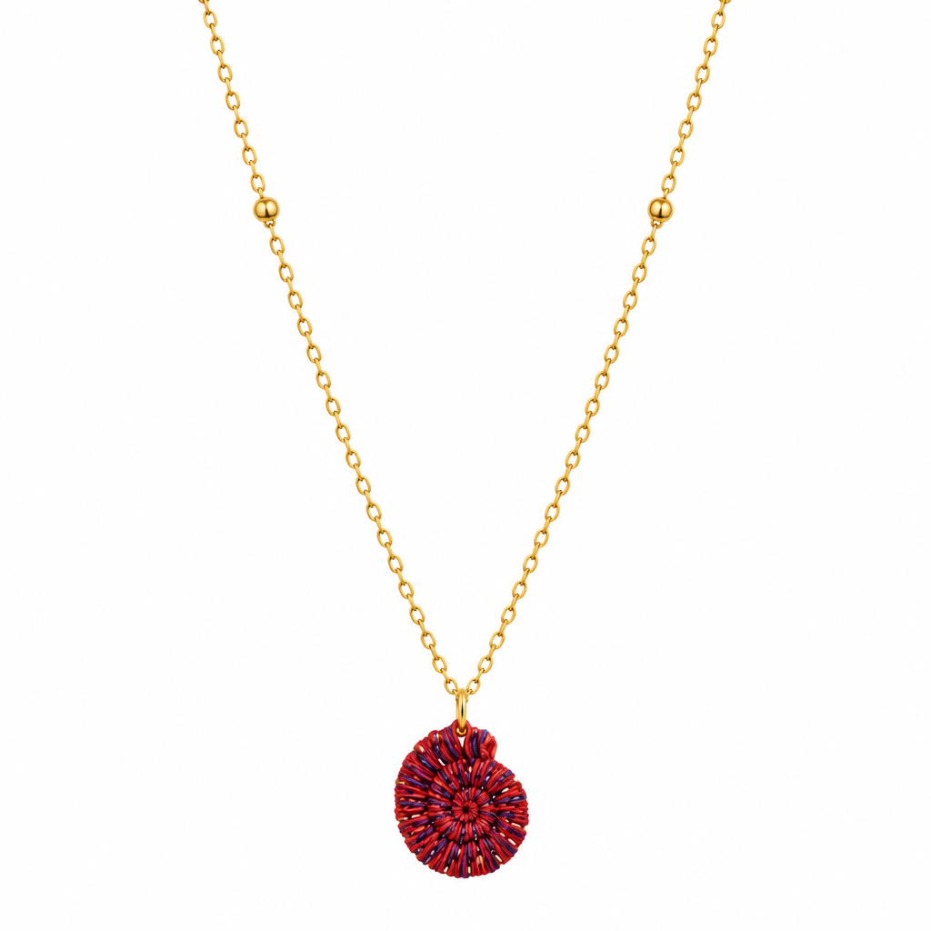 Collier long avec pendentif coquillage sur fond blanc