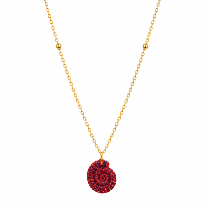 Collier long avec pendentif coquillage sur fond blanc