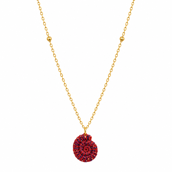 Collier long avec pendentif coquillage sur fond blanc