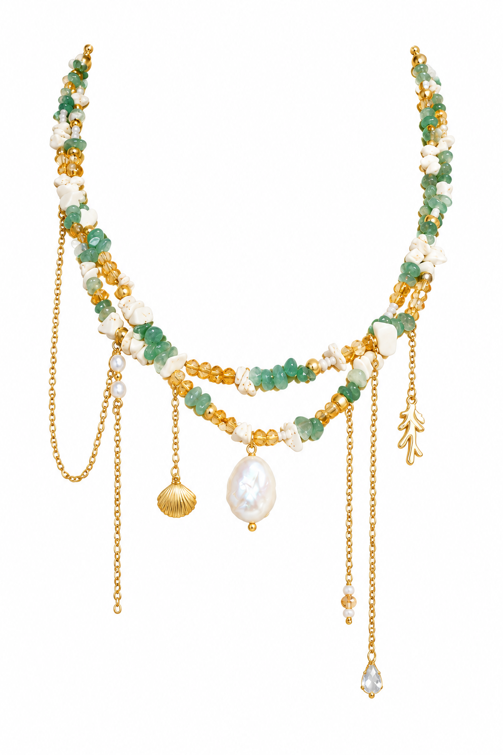 Collier multirang seul sur fond blanc pur