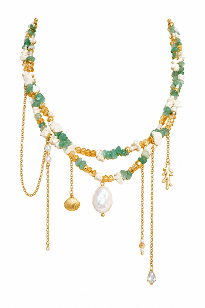 Collier multirang seul sur fond blanc pur