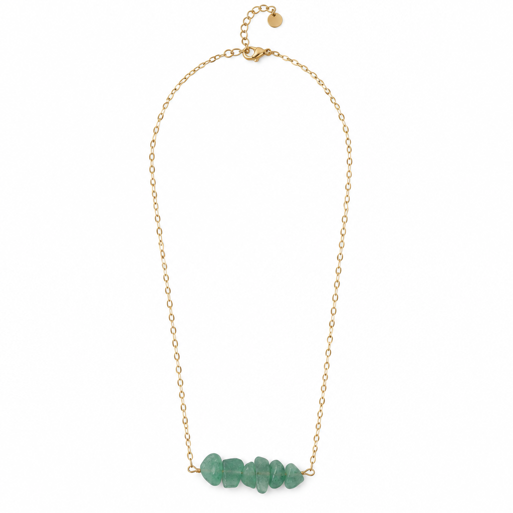 Collier à pierres vertes seul sur fond blanc