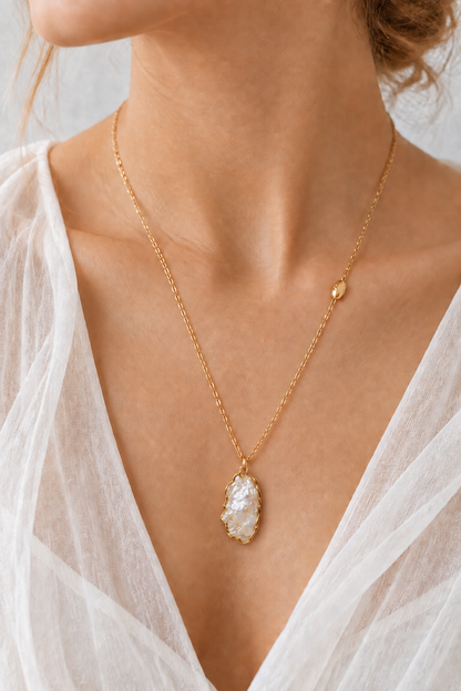 Collier porté avec pendentif en nacre irrégulière