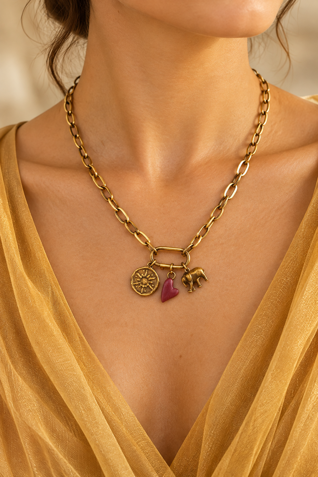 Collier porté avec un cœur asymétrique