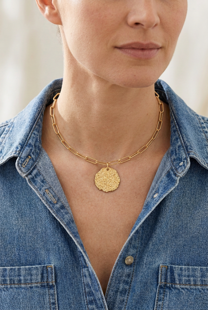 Collier porté plus ras de cou, visage légèrement adouci et rendu plus lumineux et satiné