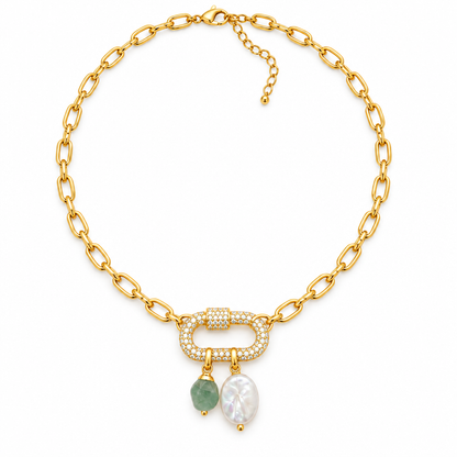 Collier réglable avec pendentifs dont les bélières entourent le mousqueton