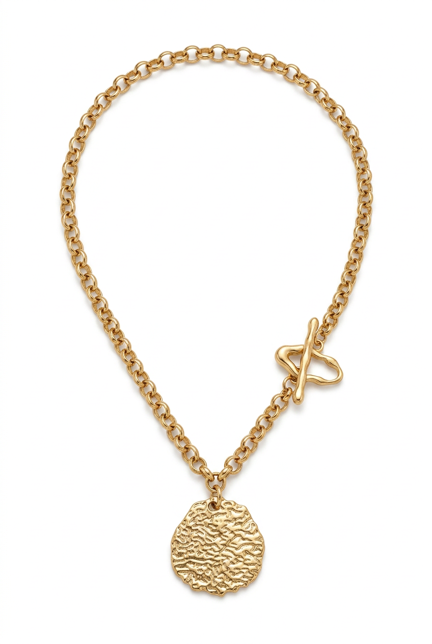 Collier seul sur fond blanc, avec son fermoir en T décentré et son médaillon texturé, génération en cours
