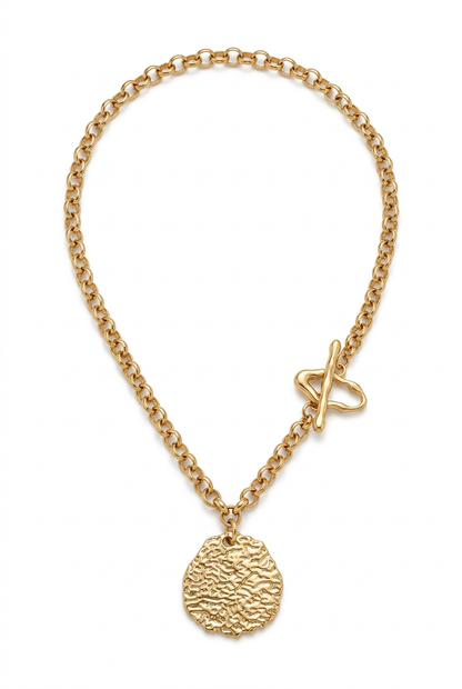 Collier seul sur fond blanc, avec son fermoir en T décentré et son médaillon texturé, génération en cours