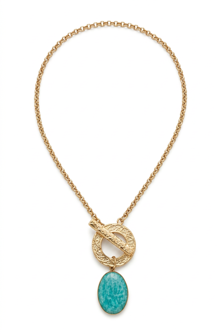 Collier seul sur fond blanc avec son fermoir texturé et son pendentif bleu-vert, génération en cours