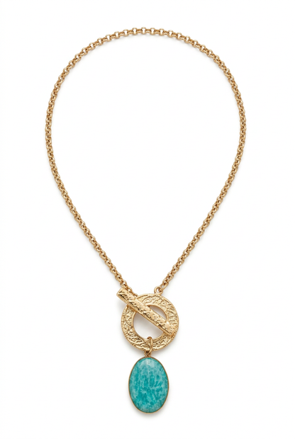 Collier seul sur fond blanc avec son fermoir texturé et son pendentif bleu-vert, génération en cours