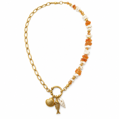 Collier seul sur fond blanc pur et neutre