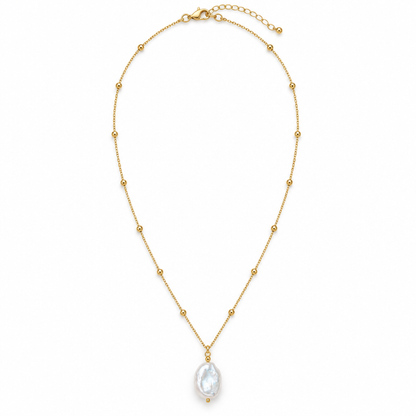 Collier sur fond blanc avec fermoir et chaînette réglable