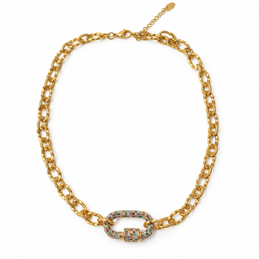 Collier sur fond blanc avec fermoir et chaînette réglable