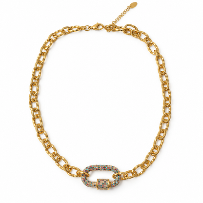 Collier sur fond blanc avec fermoir et chaînette réglable