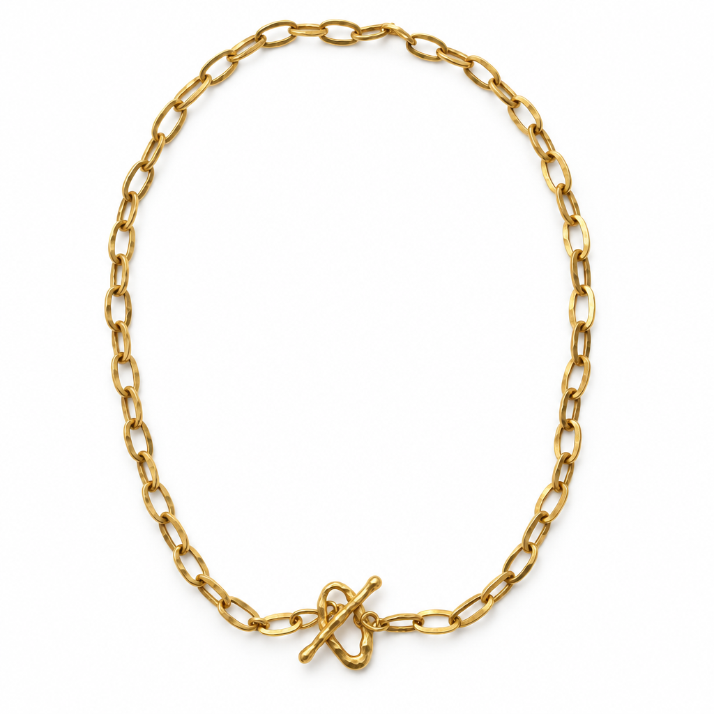 Collier sur fond blanc avec fermoir martelé ovale et irrégulier