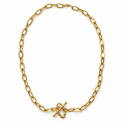 Collier sur fond blanc avec fermoir martelé ovale et irrégulier